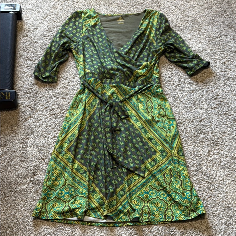 Green Wrap Dress with V-Neck and 3/4 Sleeves